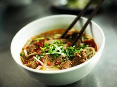 Comment se prononce, approximativement, le bouillon que l'on mange traditionnellement au Vietnam composé d’anis étoilée, de cannelle, de gingembre et d'oignons, de nouilles de riz, d’herbes, de soja frais et de tranches de bœuf ?