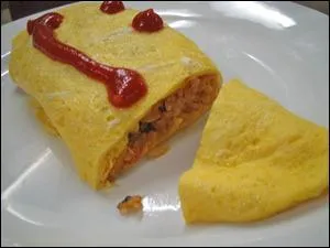 Du saumon grillé (yakijake), de l’éperlan grillé (shishamo), une salade de petits poissons (shirasu), du tofu et une omelette peuvent également apparaître. Comment nomme-t-on en japonais cette dernière ?