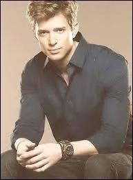 De qui Jason DiLaurentis est-il le demi-frère ?