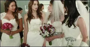 Les filles font un défilé en robe de mariée, qui l'organise ?
