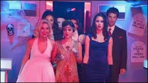 Qui met Aria dans une caisse dans l'épisode d'Halloween de la saison 3 ?