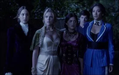 Qui se trouvait en face des filles à cet instant ?