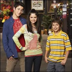 Qui tient le rôle principal dans la série "Les sorciers de Waverly Place" ?