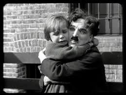 Dans "Le kid", sur quel objet Chaplin met-il une tétine pour nourrir le bébé qu'il a trouvé ?