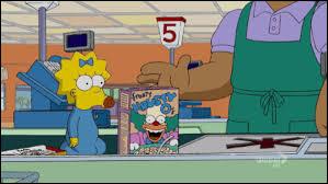 Dans le générique des "Simpson", que fait Marge pendant que Maggie est scannée à la caisse ?