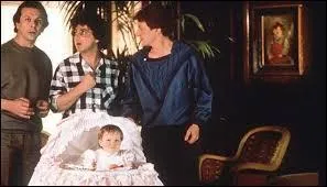 Dans "Trois hommes et un couffin", à qui Pierre demande-t-il comment stériliser un biberon ?