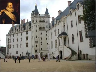 Le 13 avril 1598, le roi Henri IV impose un édit qui durera environ 90 ans. Cet édit marque la fin d'une série de guerres en France. Il marque, aussi, la réconciliation entre les Français et donne l'autorisation aux Protestants de pratiquer leur religion.
Quel est cet événement ?