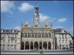 C'est une ville de l'Aisne dotée d'une architecture variée, une basilique édifiée entre le XIIIe et Le XVe siècle, un hôtel de ville gothique, des façades Art Déco au gré des rues.