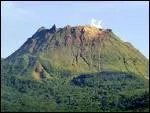 C'est un volcan haut de 1467m, encore en activité, situé sur Basse-Terre.