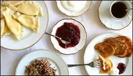 Où prendrez-vous un petit déjeuner composé de raviolis sucrés, de croquettes au fromage, de bouillie de sarrasin ? Dobraié outra !