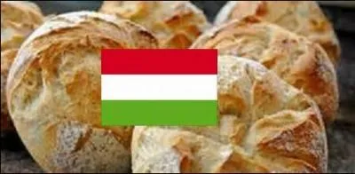 Dégustez de la charcuterie avec tomate et poivron dans des petits pains que l'on nomme zsemle, des fruits et une boisson chaude.