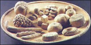 Durant l'époque classique, dans quel pays de l'extrême sud des Balkans prenait-on l'acratismos composé de pain, blé ou orge, trempé dans du vin pur, accompagné de figues et d'olives ?