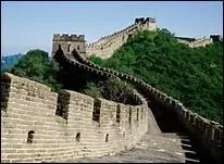 Lait de soja accompagné de gros pains très gonflés, ni gras, ni salés, ni sucrés, cuits à la vapeur... Coupez cette espèce de brioche en deux pour la fourrer d'omelette.
Qui déjeune ainsi ?