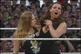 Par qui Stephanie McMahon s'est-elle pris une clé de bras ?