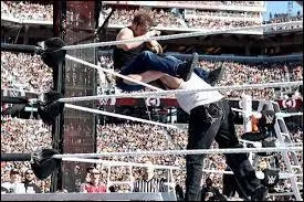 Lequel de ces catcheurs Luke Harper a-t-il fait passer à travers une échelle ?