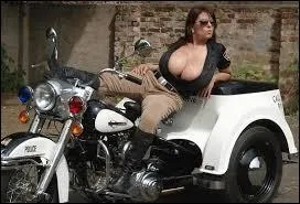 Parmi les réponses proposées, trouvez celle ne désignant pas une série américaine des années 80 dont le personnage principal est un policier :