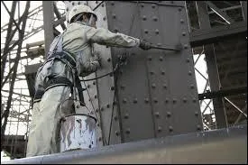 La tour Eiffel est repeinte tous les 10 ans.