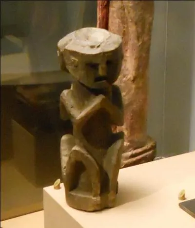 Quelle salutation népalaise adoptent certaines statues protectrices ?