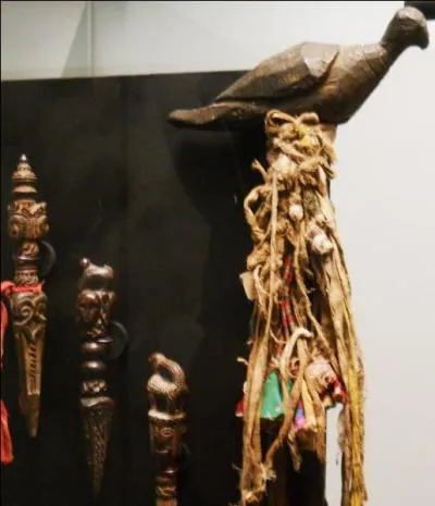 Pour assurer le repos du défunt, le chaman utilise un phrubu (une dague rituelle) avec un oiseau psychopompe. Qu'est-ce que c'est ?