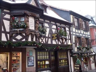 Ribeauvill&eacute; o&ugrave; vous admirerez la belle fa&ccedil;ade de la maison des M&eacute;n&eacute;triers se trouve dans :