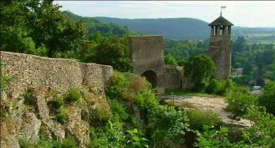 La ville de Cr&eacute;mieu au charme m&eacute;di&eacute;val se situe dans le d&eacute;partement :