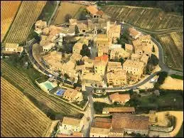 Nous survolons le village Gardois de Saint-Alexandre. Nous sommes dans le ciel de la r&eacute;gion ...