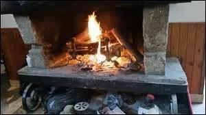 Quelques bruits secs et répétés.