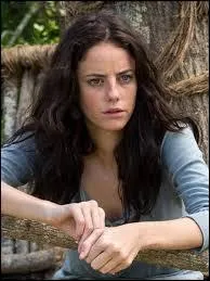 La seule fille de ce volet, dès qu'elle apparaît, l'action démarre vraiment.
Qui est-ce ?