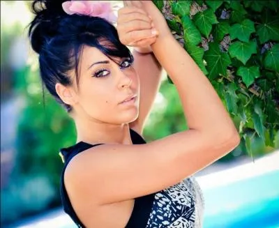 Sur le bustier de la robe de Shanna, il y a :