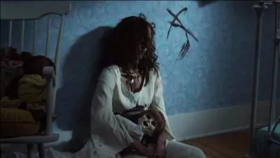 Où Mya va-t-elle avoir le signe qu'il y a sur le mur ?