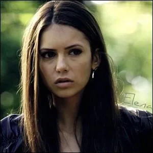 Dans quelle saison Elena a-t-elle su qu'elle avait été adoptée ?