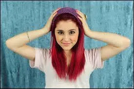 Sur cette photo Ariana Grande a les cheveux rouges est-ce vrai ou est-ce un photomontage ?