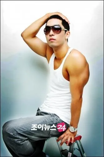 Dans quelle émission à long terme Crown J joue-t-il ?