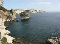 C'est ainsi que je ------ toute la nuit à rêver, évoquant, à dix ans de distance, l'âme du pauvre navire dont les ----- m'entouraient