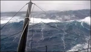 Au loin, dans le détroit, la tempête faisait rage ; la flamme du ----- se courbait sous la ----- ;