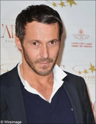 Dans ce film, Julien Boisselier, dans le rôle d'un pauvre demeuré qui devient un savant, est absolument époustouflant !