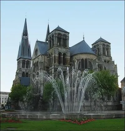 Les "Gadz'Arts" vous accueillent dans la quatrième ville de Champagne-Ardenne depuis 1806. Dans quelle ville marnaise se trouve aussi l'une des 21 écoles professionnelles de cirque de France ?
