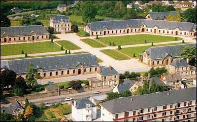 Détruite à 90% lors de la Seconde Guerre mondiale, cette ville de la Manche fut décorée de la Légion d'Honneur en 1948. Surnommée "Capitale des Ruines", c'est...