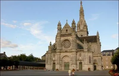 Principal lieu de pèlerinage depuis 1625, cette paroisse bretonne fut érigée en commune en 1950. Chaque année, le 26 juillet, vous pouvez assister au pardon de..., dans le Morbihan.