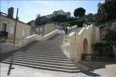 L'escalier monumental relie la ville haute à la ville basse, sur 35 mètres de dénivelé. Gravissez ses 374 marches, vous verrez d'Artagnan (statue de Charles de Batz) dans cette ville du Gers.