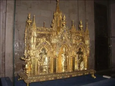 En moins de quinze ans, deux timbres sont consacrés à cette ville de l'Eure : un pour la châsse de saint Taurin et un autre pour sa tour de l'Horloge. Quelle est cette ville de Haute-Normandie ?