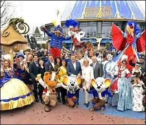 Combien d'artistes participent à la parade 2015 ?