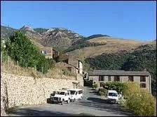 Peuplé de 47 habitants, le village Catalan de Jujols se situe en région ...