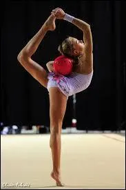 Que fait cette gymnaste ?