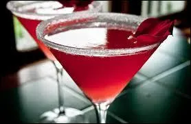 Quelle liqueur ajoute-t-on avec du vermouth pour obtenir un cocktail appelé "Rose" ?