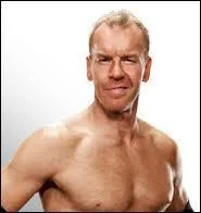 Quel est ce catcheur surnommé "Captain Charisma" ?