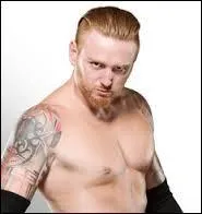 Quel est ce catcheur qui se prend pour un vrai rockeur ?