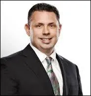 Qui est ce commentateur et aussi ancien catcheur ?