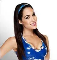 Qui est cette diva qui est aux ordres de la championne des divas pendant 1 an ?