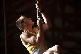 Mon premier sépare du voisin, mon second facilite le grimper de corde et mon tout est un département où...